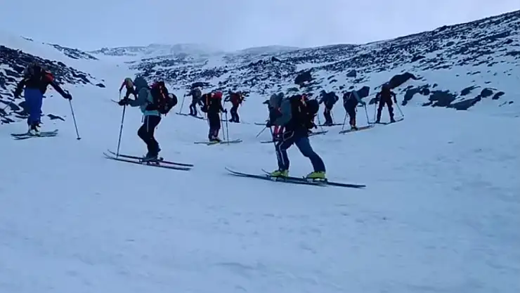 Zirveye tırmanırken kayak yaptılar