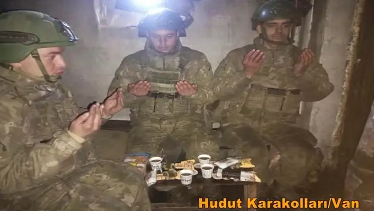 Zor şartlarda görev yapan Mehmetçikten ilk sahur
