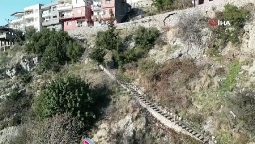 107 basamaklı merdivenden dinlene dinlene evlerine ulaşıyorlar