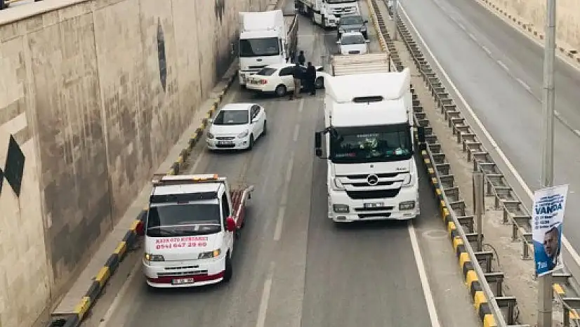 Otomobil duvara çarptı: 1 yaralı