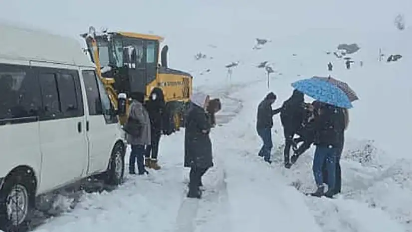 2600 rakımlı bölgede karda mahsur kalan yolcuları belediye ekibi kurtardı