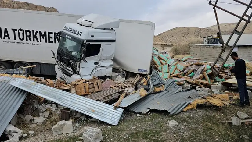 Adilcevaz-Erciş karayolunda tavuk eti yüklü tır kaza yaptı