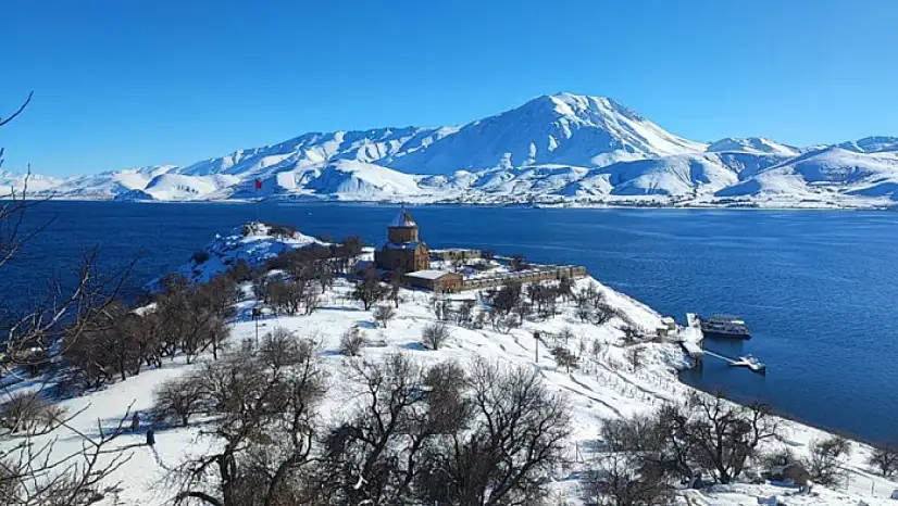 Akdamar Adası beyaz gelinliğini giydi