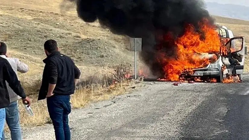 Alev alan minibüs kullanılmaz hale geldi