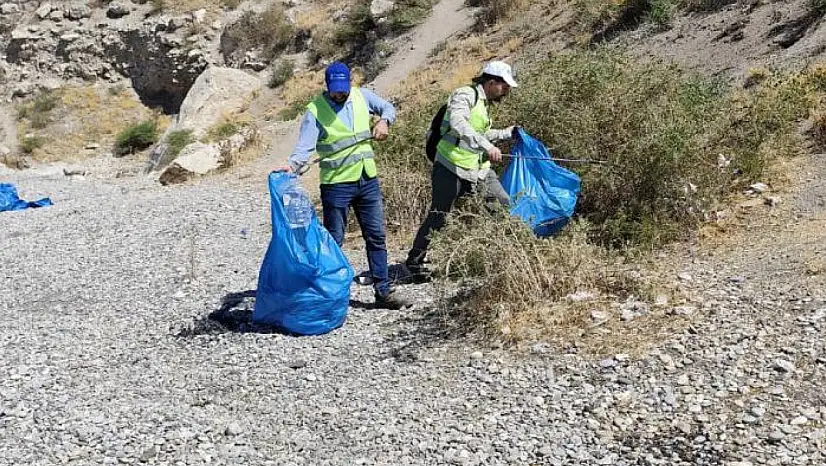 Amik Sahili'nde temizlik çalışması