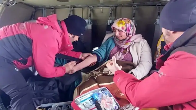 Bahçesaray'da hamile kadın helikopterle hastaneye ulaştırıldı