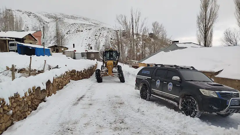 Başkale'de kar temizleme çalışmaları sürüyor