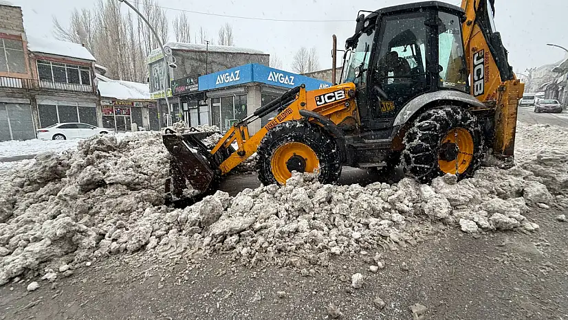 Başkale'de karla mücadele ekipleri sahada