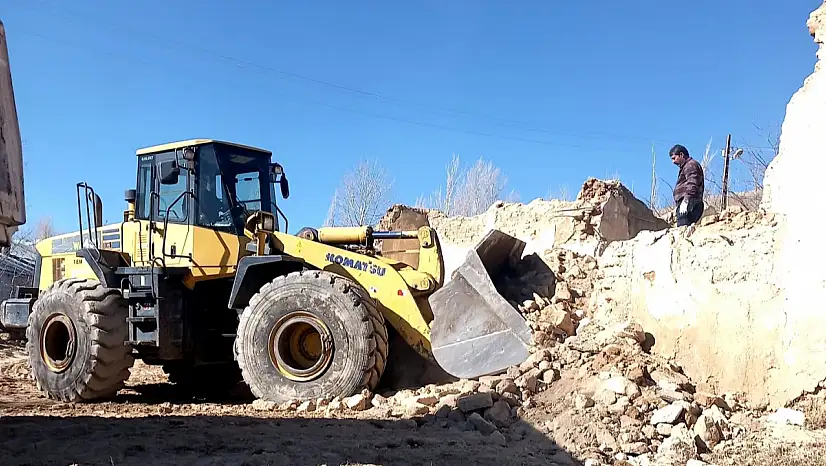 Başkale'de metruk yapılar yıkılıyor