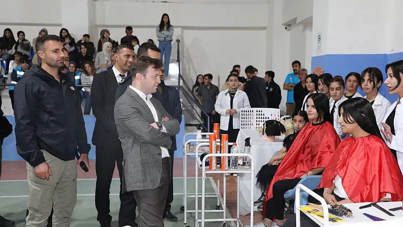 Başkale'de öğrencilerden yıl sonu sergisi