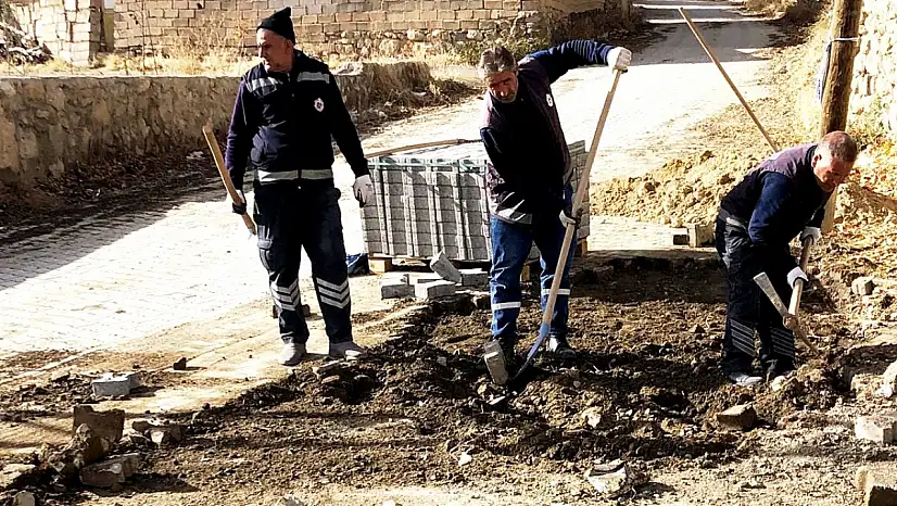 Başkale'de yol bakım ve onarım çalışmaları sürüyor