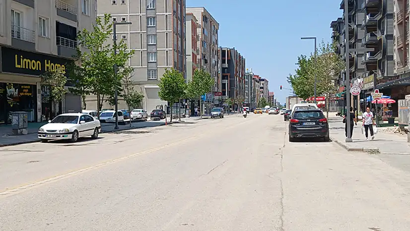 Bayramda çarşı merkezindeki yollarda akıcı trafik…