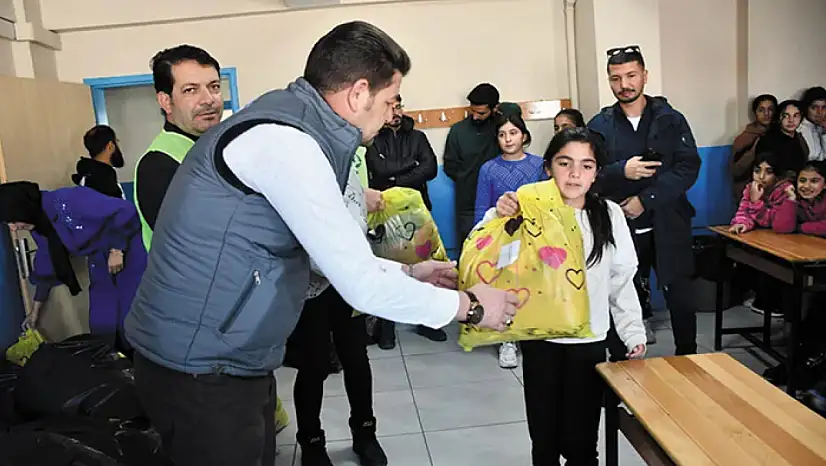 Bayramda yüzlerce çocuğa şefkat eli…