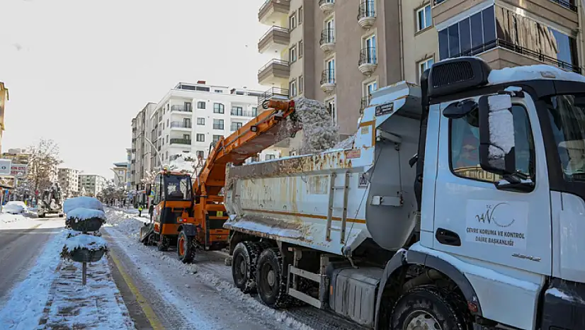 Büyükşehir Belediyesi caddeleri kardan temizliyor
