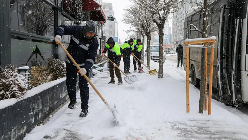 Büyükşehir Belediyesi'nden kent merkezinde karla mücadele mesaisi