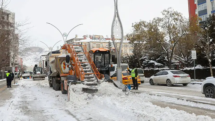 Büyükşehir'in karla mücadele çalışmaları sürüyor
