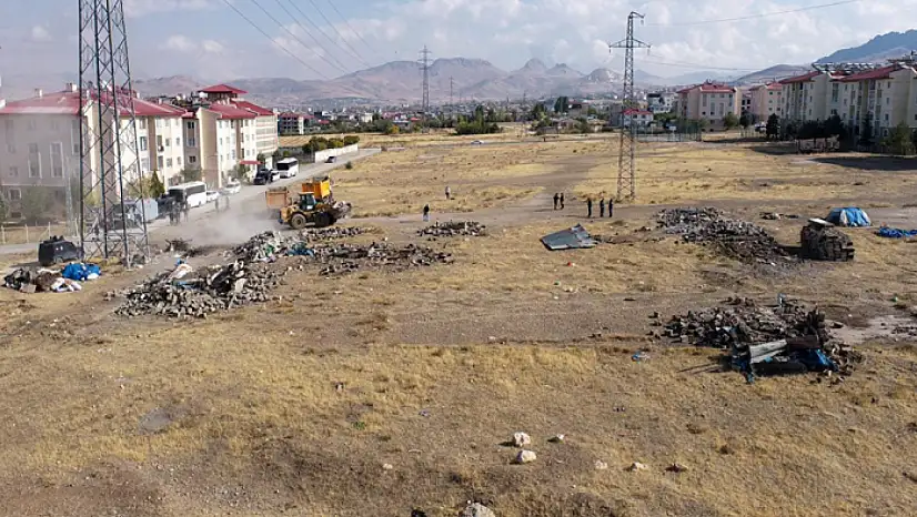 Büyükşehir kamusal alanlardaki kaçak yapıların yıkımını sürdürüyor