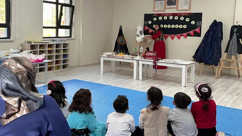 Çatak'ta miniklerden kültürel renklerle Cumhuriyet kutlaması