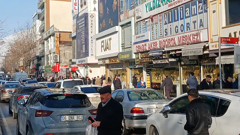 Çatı oluklarının kırık tahliye boruları tehlike saçıyor