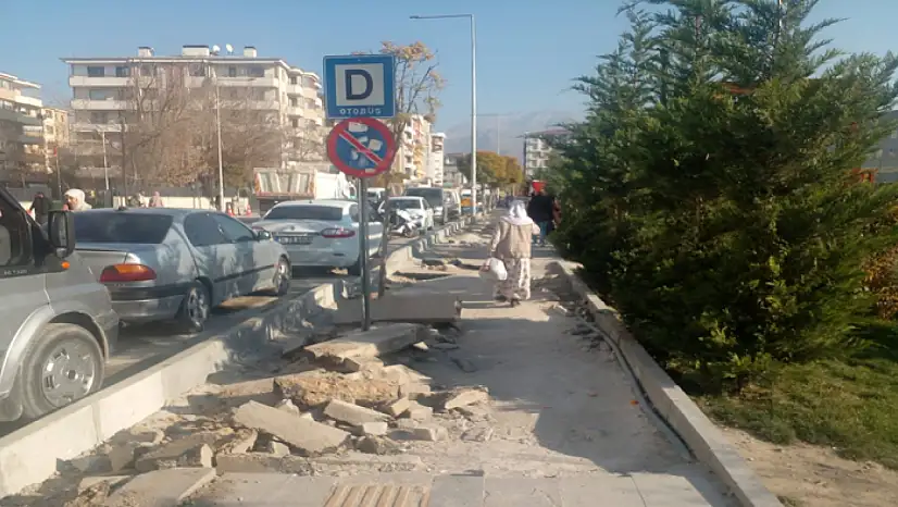 Çavuşbaşı Caddesi'ndeki kaldırım çalışmaları yarım kaldı