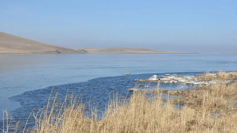 Çıldır Gölü kısmen dondu