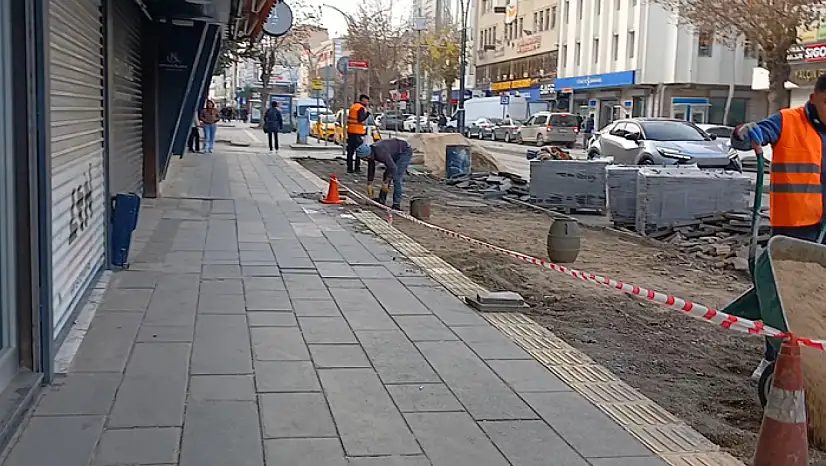 Cumhuriyet Caddesi'ndeki kaldırımlarda bakım-onarım çalışması sürüyor