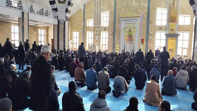 Deprem şehitleri dualarla anıldı