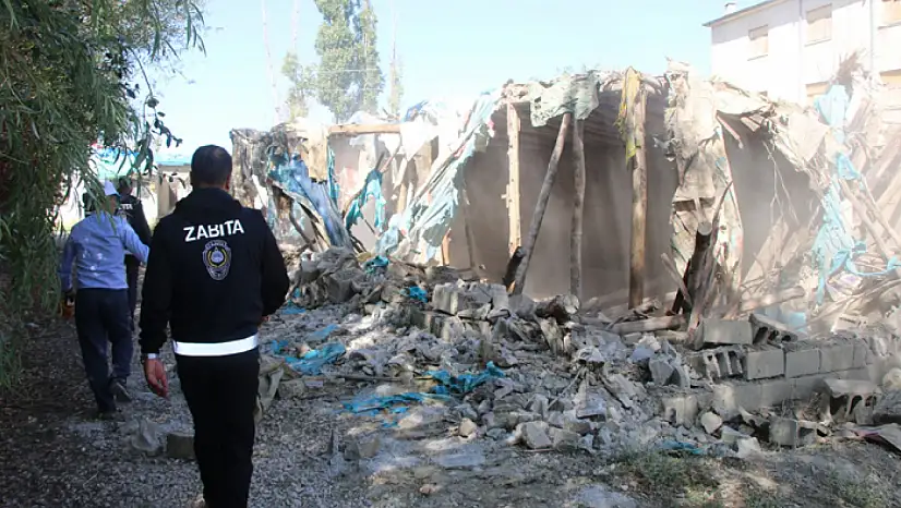 Edremit'te ahırlar bir bir yıkılıyor