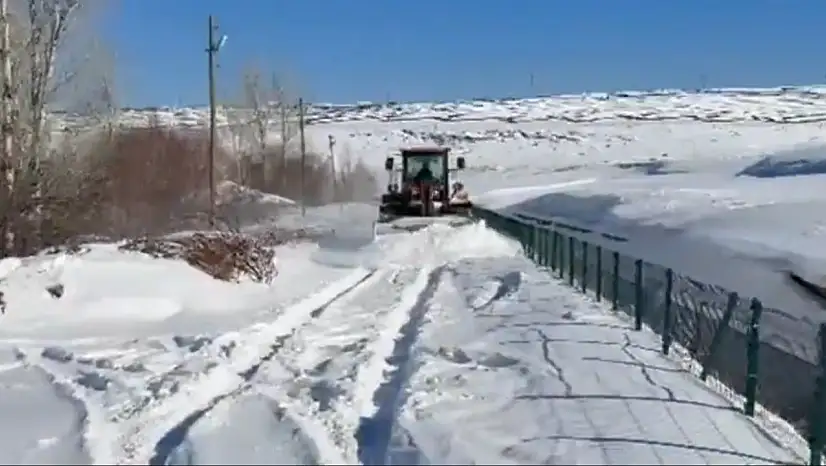 Edremit'te kırsal mahallelerde karla mücadele sürüyor