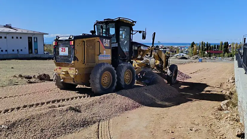 Edremit'te yol çalışmaları sürüyor