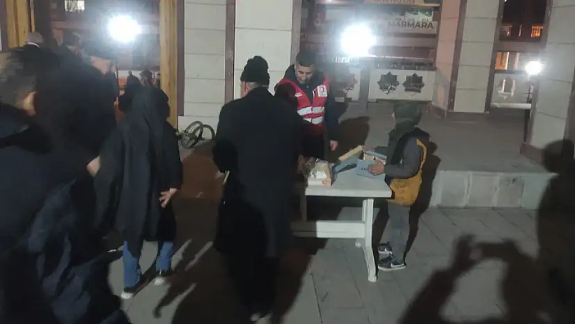 Erciş Kızılay Şubesi'nden Regaip Kandili ikramı