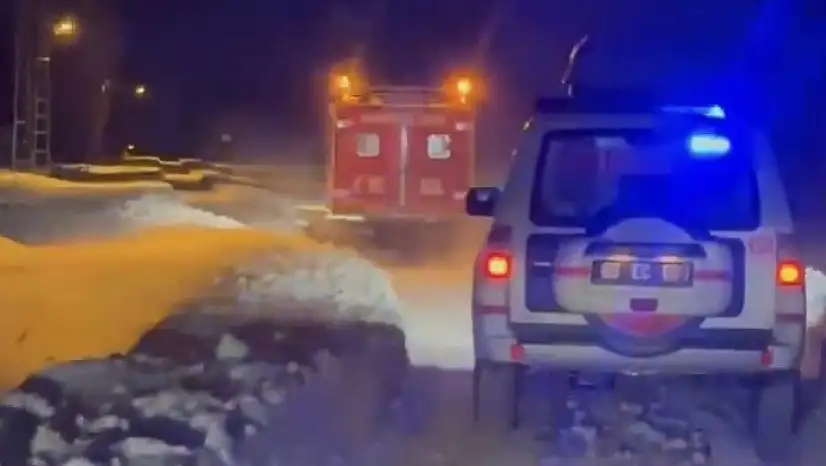 Erciş'te kapanan yollarda hastalara Snowtrack ile ulaşıldı