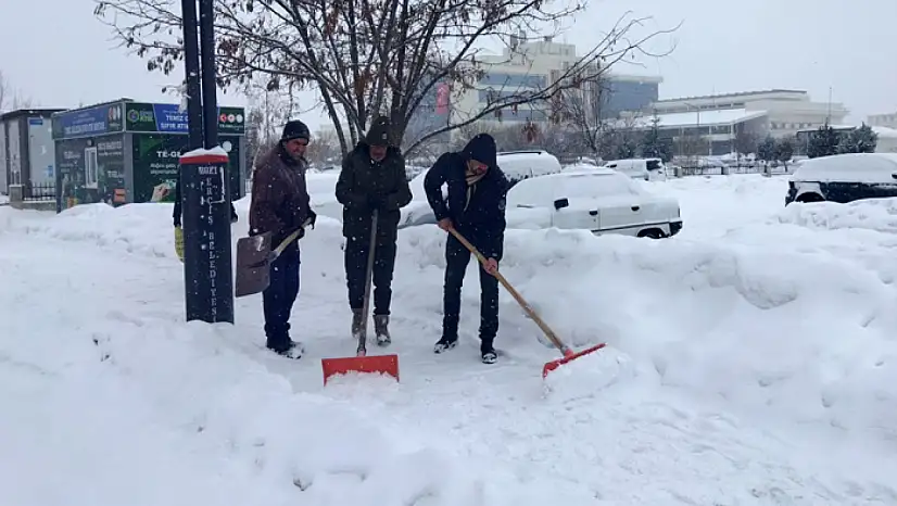 Erciş'te karla mücadele çalışması sürüyor