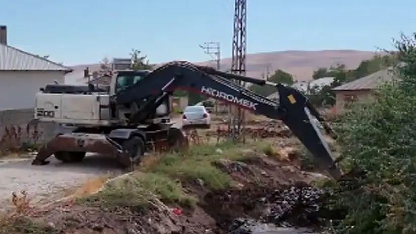 Erciş'te sulama kanalı temizlendi
