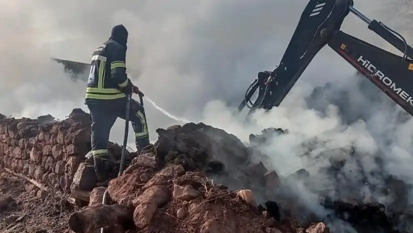 Erzurum'da ahır ve samanlık yangını