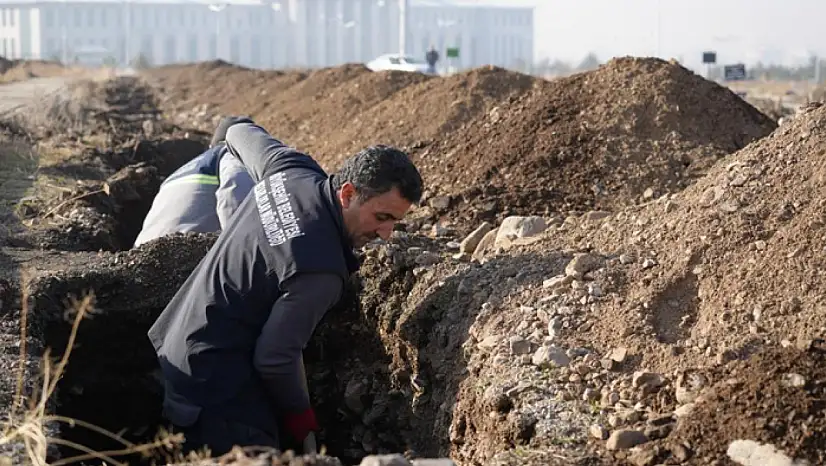 Erzurum'da kış öncesi mezar hazırlığı