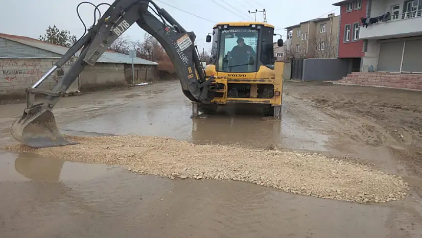 Gündoğdu Mahallesi'nde yol bakım onarım çalışması
