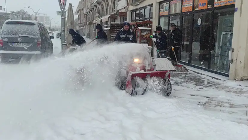 Gürpınar Belediyesi'nden karla mücadele çalışması