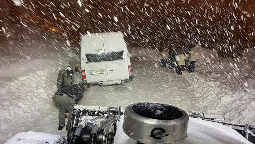 Hakkari'de kar ve tipide mahsur kalan minibüs kurtarıldı