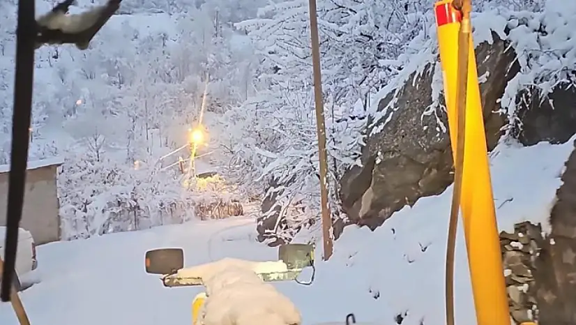 Hakkari'de karla mücadele ekibi gece kar mesaisinde