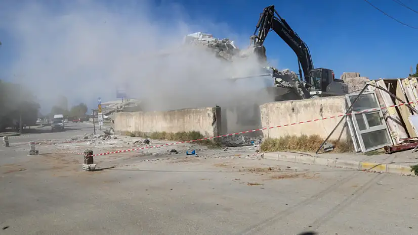 Hatuniye Caddesi'nde kamulaştırılan yapıların yıkımı sürüyor