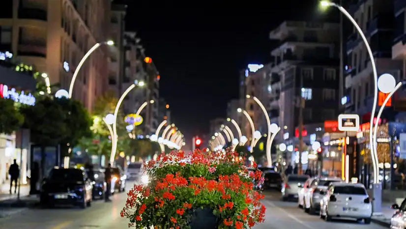 İkinisan Caddesi ışıl ışıl oldu