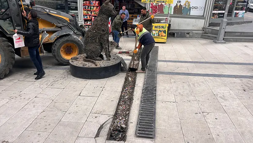 İpekyolu Belediyesi, drenaj hatlarını temizliyor