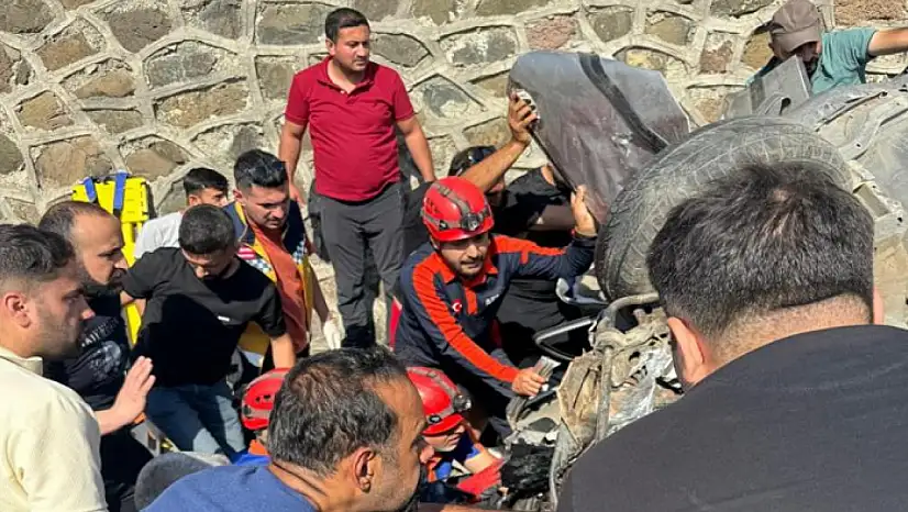 İstinat duvarına çarpan araçta sıkışan 2 kişi kurtarıldı