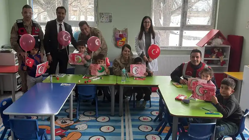 Jandarma miniklerle buluştu