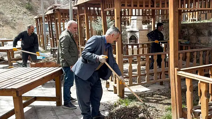 Kanispi Şelalesi'nde bahar temizliği