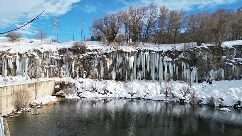 Kanyonda oluşan metrelerce boydaki buz sarkıtları görsel şölen sunuyor