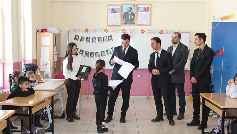 Kaymakam Kılıç, öğrencilerin karne sevincine ortak oldu