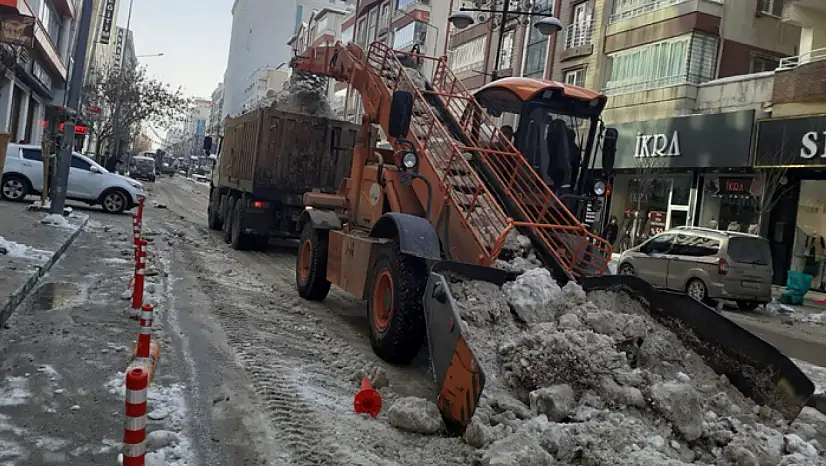 Kazım Karabekir Caddesi'nde kar temizleme çalışması