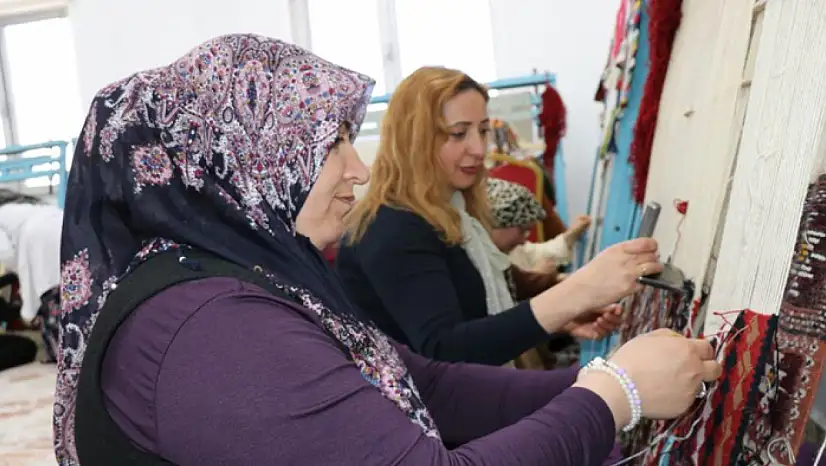 Kilimler kadınların eliyle sonraki nesillere aktarılıyor